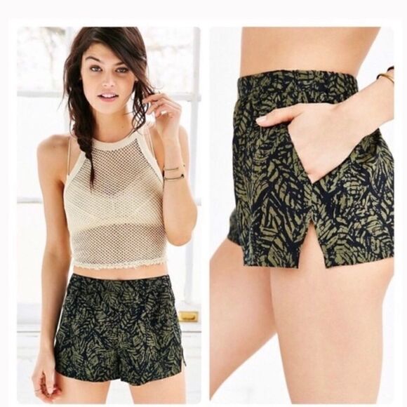 NWOT UO silence + noise Palm Leaf Print Shorts - Picture 1 of 11